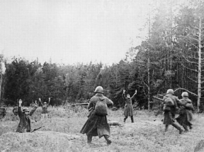  Штыковая атака советских воинов. Западный фронт, октябрь 1941
