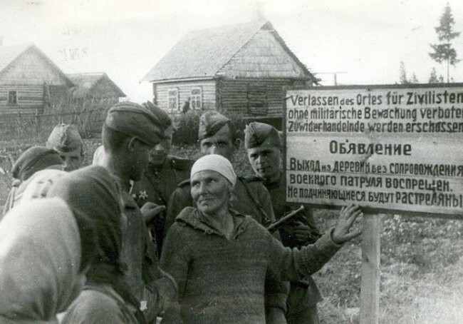  Жители села близ Опочки рассказывают своим освободителям бойцам 2-го Прибалтийского фронта о тяжелой жизни в немецкой неволе
