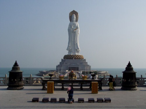 2. Буддистская статуя Гуаньянь, Санья, Китай. 