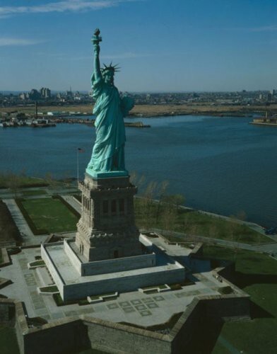 6. Статуя Свободы, Остров свободы, Нью-Йорк, США.