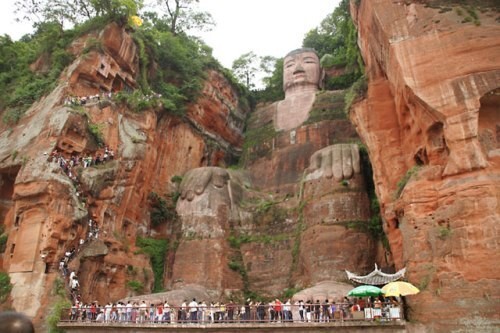  Статуя Будды Майтрейи (Maitreya) в Лэшане, Лэшань, Китай.