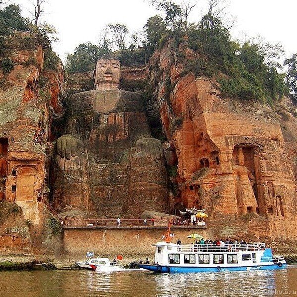 1.Статуя Будды Майтрейи (Maitreya) в Лэшане, Лэшань, Китай.