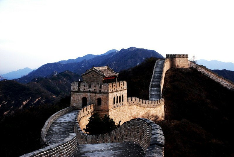 Великая Китайская стена - одна из самых главных достопримечательностей Китая, символ Поднебесной, знакомый каждому иностранному туристу. Но, несмотря на то, что очертания Великой стены знакомы по многочисленными буклетам, атласам и путеводителям, ист