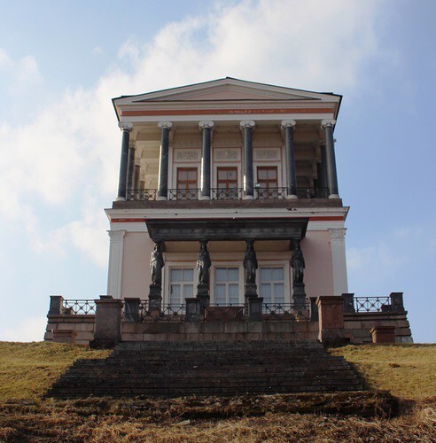 Здание строилось из кирпича, цоколь и наружная лестница - из "полевого" петергофского гранита.