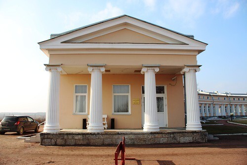 Петергоф. Розовый павильон (Павильон Озерки) 1845-48 и Бельведер