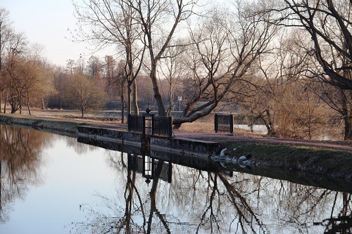 Павильон расположен в очень живописном месте - от него начинался в одну сторону Сампсониевский канал, а в другую - система проточных прудов Озеркового парка: