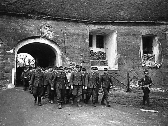 Конвоирование немецких военнопленных. Прибалтика, 1944 г.