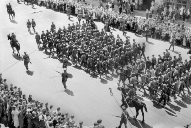 Колонна немецких военнопленных на улицах Москвы. 17 июля 1944 г.