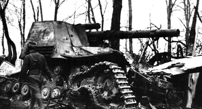 Разбитая 155-мм немецкая самоходная установка.