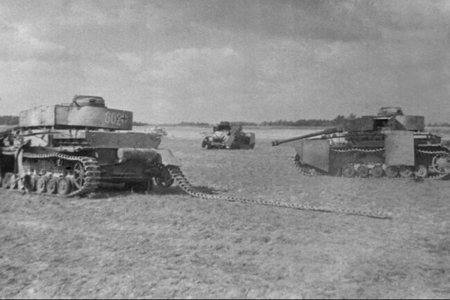 Немецкие тяжелые танки, подбитые советскими воинами.