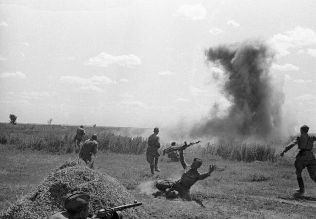 Советские автоматчики атакуют противника в степи под Сталинградом.