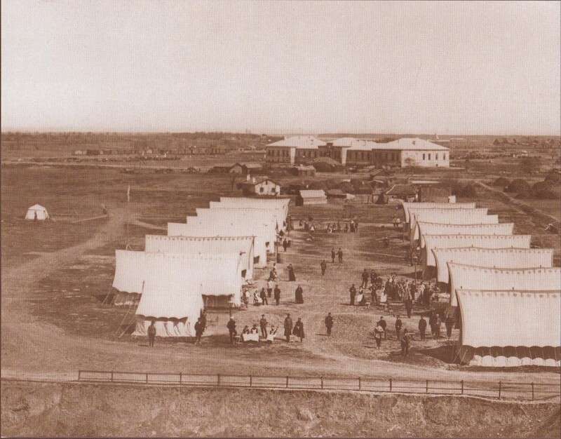 А. Д. Иванов. Вид на палатки, в которых размещены раненые русские солдаты: