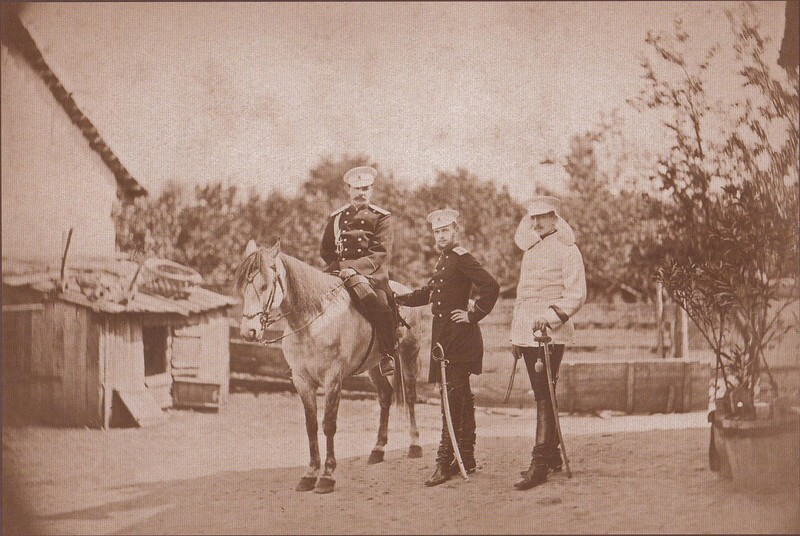 Ф. Душек. Великий князь Сергей Александрович, принц Александр Баттенберг и полковник Скариалин в селе Пордим, сентябрь 1877: