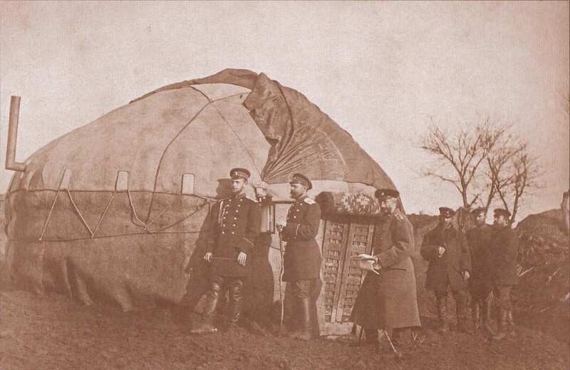 Великий князь Сергей Александрович со своим адъютантом перед шатром в Пордиме, 1877: