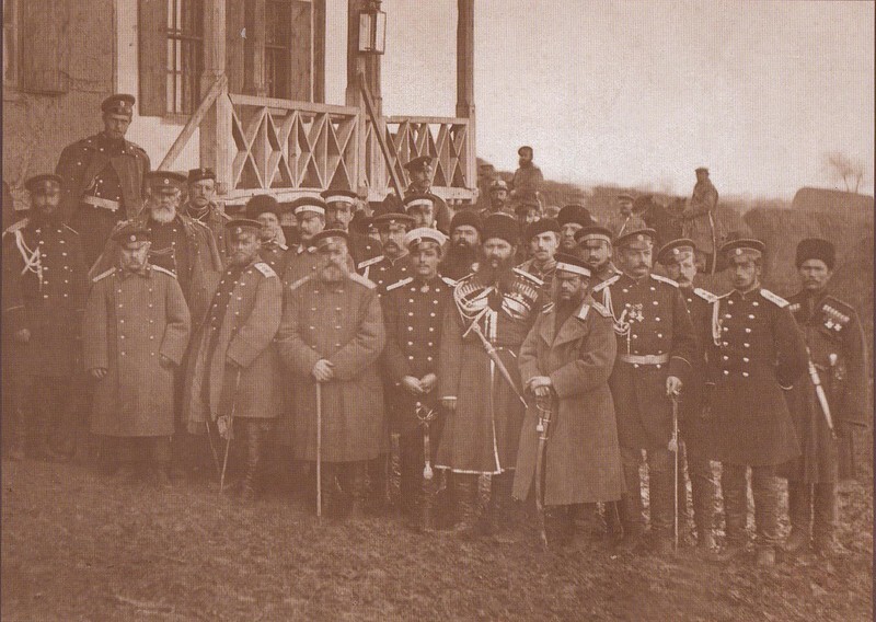 Ф. Душек. Группа генералов и адъютантов перед резиденцией Александра II в Пордиме, октябрь-ноябрь 1877: