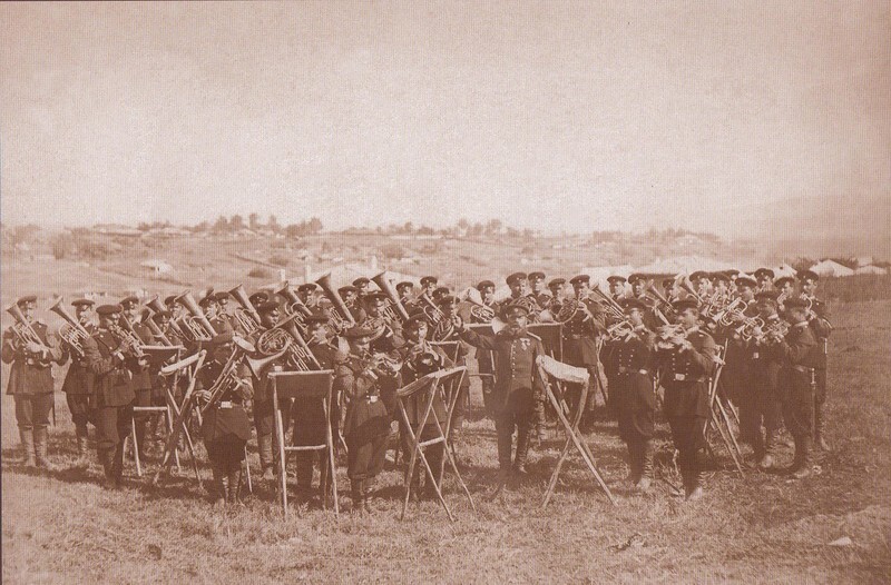 Ф. Душек. Гвардейский духвой оркестр играет перед марширующими частями на параде в честь взятия Плевны 14 декабря 1877: