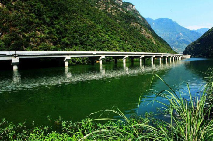 В Китае новый мост-шоссе пустили прямо по руслу реки