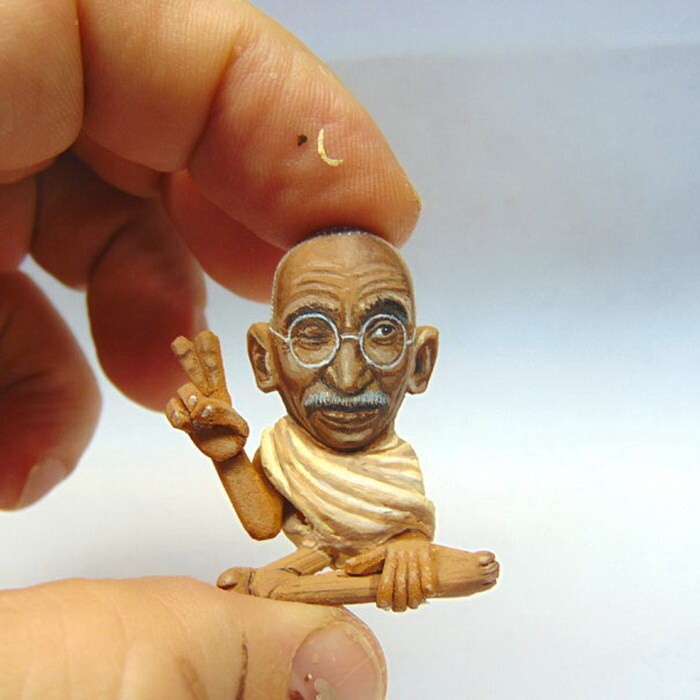 Талантливый мастер создает удивительные фигурки из арахиса