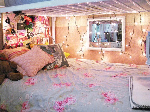 4. Если у вас двухэтажная кровать - подвесьте ваши лампочки так, чтобы они свисали с верхней кровати