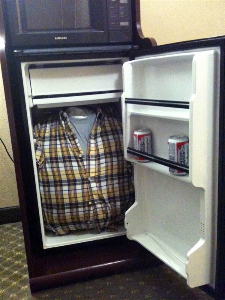 Человеческое туловище в холодильнике - еще одна из «шуточек» Берта, который набил синтепоном собственную рубашку и засунул получившееся «туловище» в холодильник.