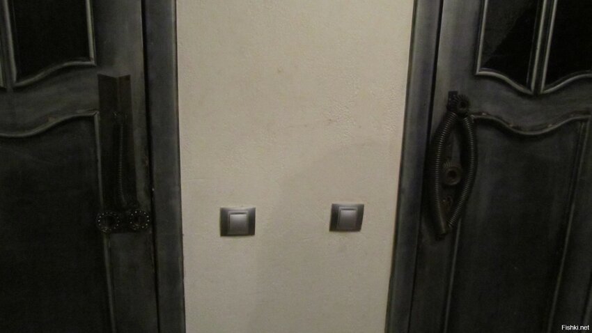 Двери в мужской и женский туалеты в одном из баров в СПб