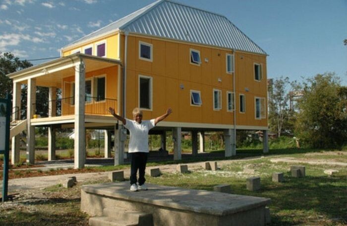 Брэд Питт обеспечил новым жильем более 100 семей