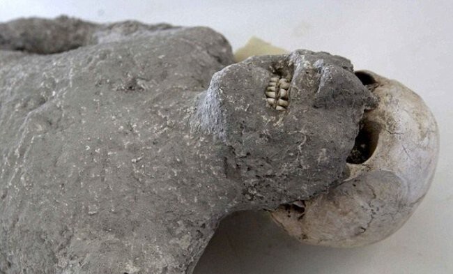  Археологи обнаружили тела жителей Помпеи под окаменевшей лавой 