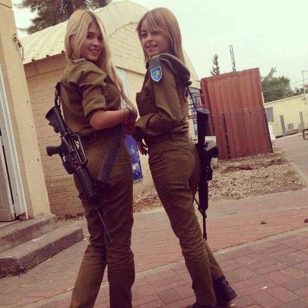 Девушки солдаты