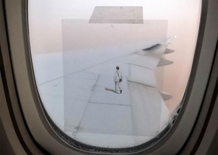 Меланхоличная серия рисунков, показывающая людей гуляющих по самолёту