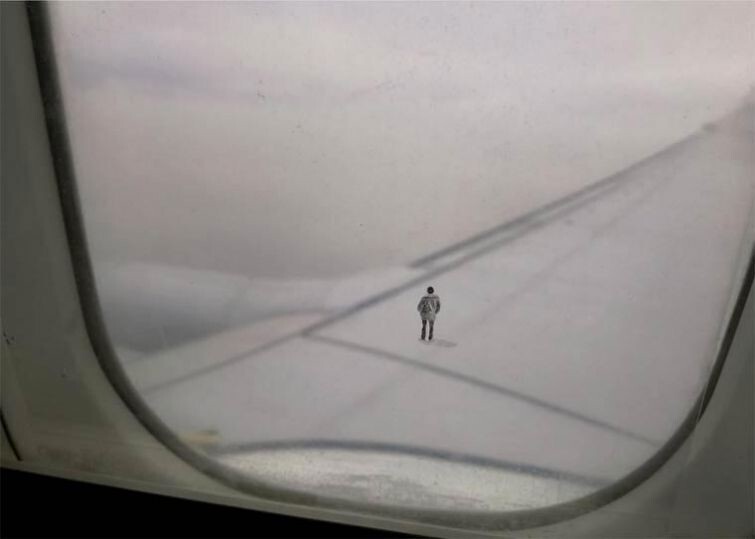 Меланхоличная серия рисунков, показывающая людей гуляющих по самолёту