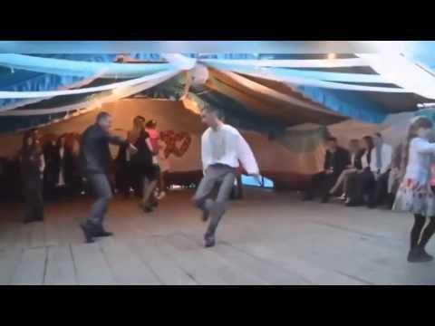 Очень пьяный парень танцует на свадьбе 
