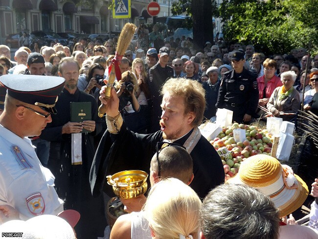 Жители Санкт-Петербурга расхватали 2 тонны освящённых яблок за 15 минут