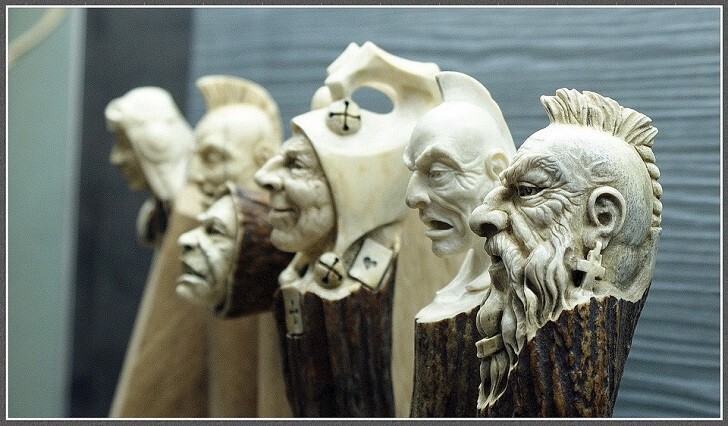 Виртуозные статуэтки застывших в древесине людей и существ