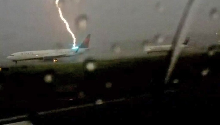 Пассажир снял на свой телефон удар молнии в самолет