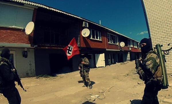 Боевики карбатов бахвалятся фашистскими знаменами