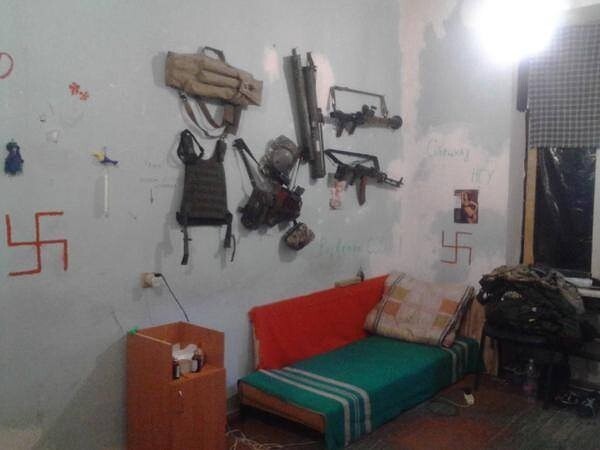 Боевики карбатов бахвалятся фашистскими знаменами