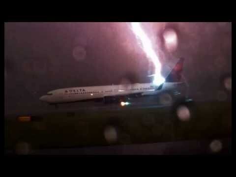Пассажир снял, как молния ударила в самолет 