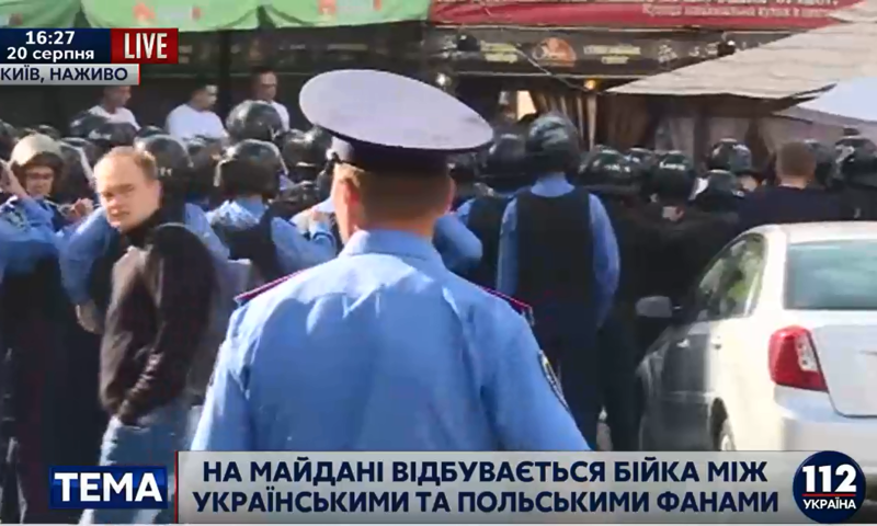 Драка фанатов на Майдане: пострадали два человека.