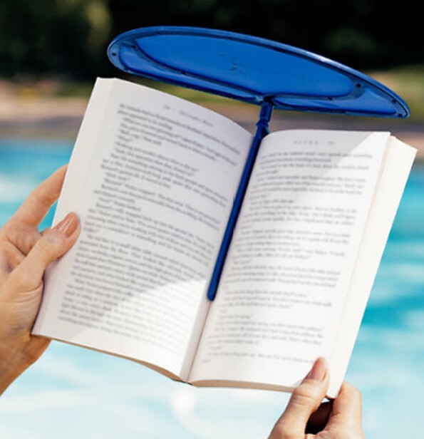 Любите почитать книжечки нежась под солнцем на пляже? Тогда это изобретение будет вам интересно