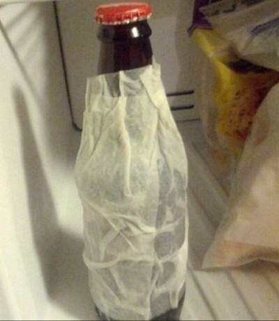 4. Забыли поставить пиво в холодильник, а друзья придут через 20 минут? Оберните бутылку влажным бумажным полотенцем и поставьте в морозилку. Через 15 минут ваше пиво будет ледяным