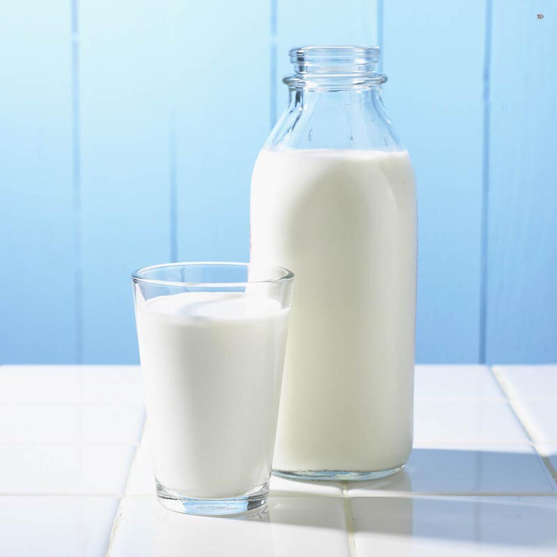 Содержание воды в молоке, составляет 85-95% от общего объема, все остальное, это витамины, белки, углеводы и жиров.
