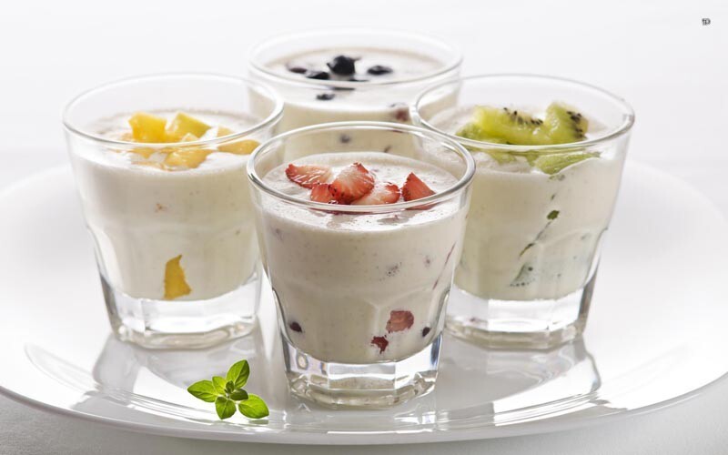 Йогурт, это молочный продукт, который легко усваивается, и очень вкусен. Само слово происходит от турецкого глагола – «yogurtmak», в переводе означающий – смешивать.
