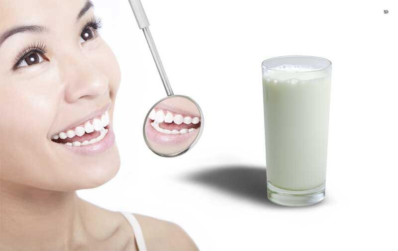 Молоко – это отличный способ защитить свою идеальную улыбку, ведь оно снижает уровень кислотности в полости рта, борется с образованием налета на зубах и сокращает риск возникновения кариеса.