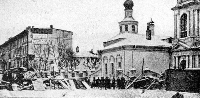 Баррикада у церкви св. Николая в Плотниках. Фото 1905 года.
