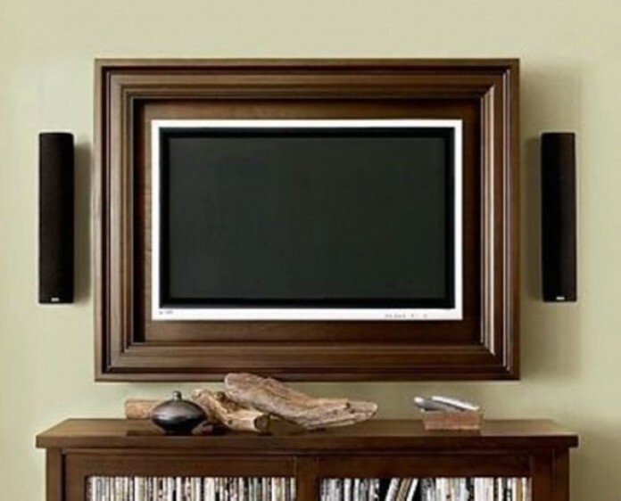 4. Тонкий телевизор в деревянной раме — невероятно стильное решение