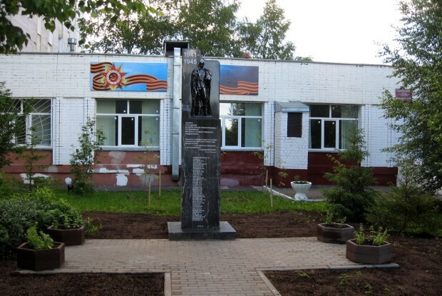 В студенческом городке ВятГУ установили «Памятник молодому солдату». Монумент посвящен защитникам Отечества, ушедшим на войну будучи студентами.