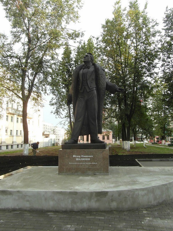  Памятник Фёдору Ивановичу Шаляпину, тоже нашему земляку.