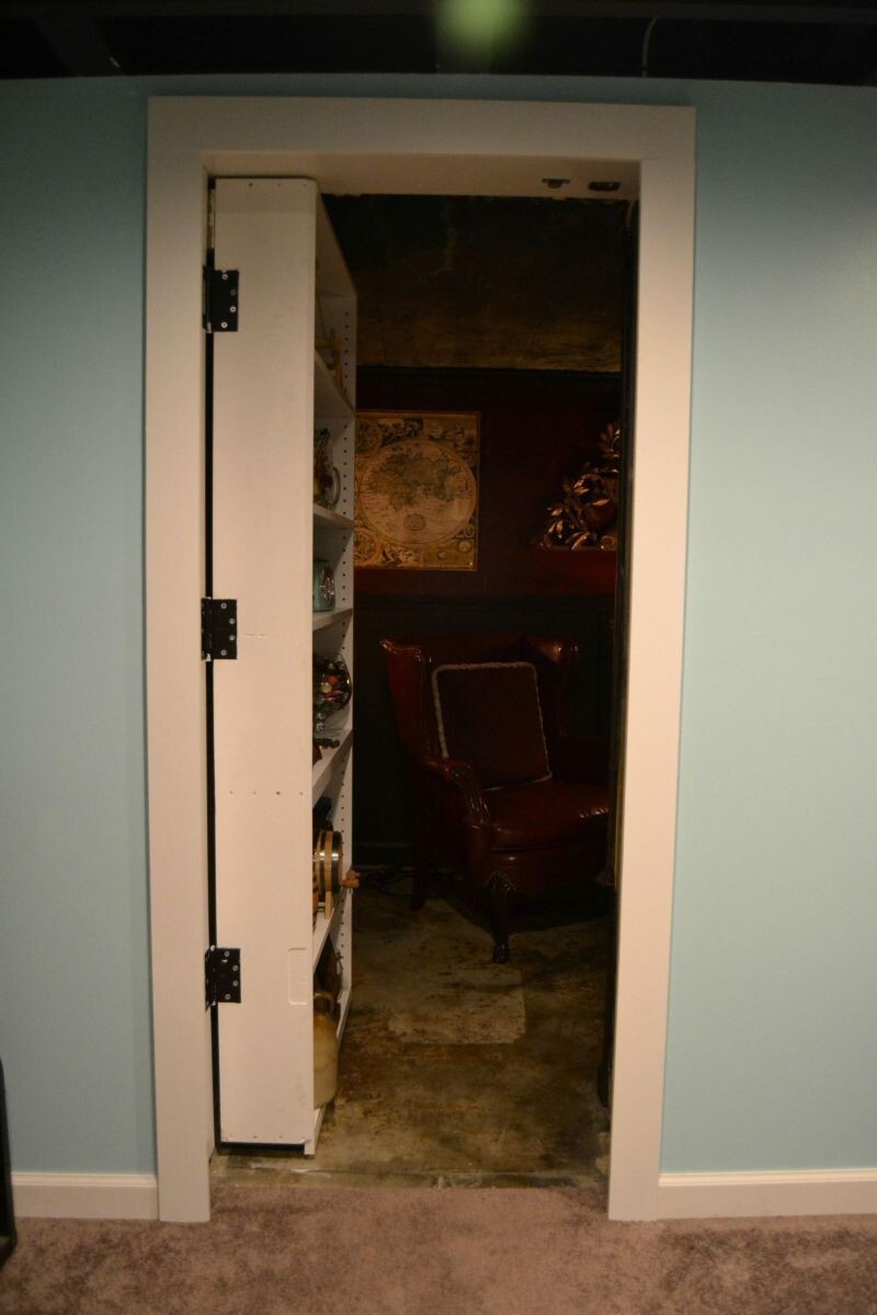 Комфортная комната, спрятанная за шкафом