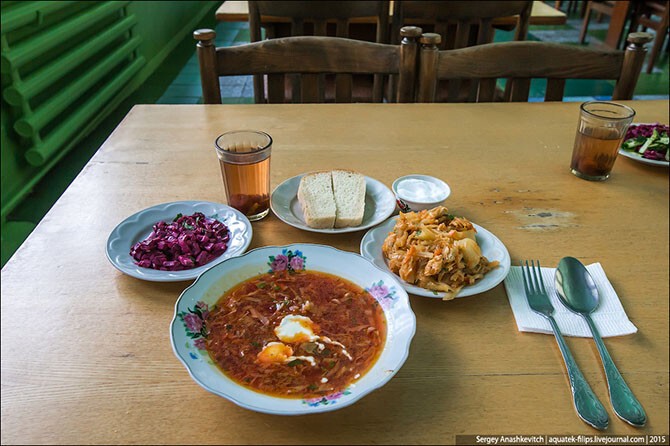 Вот такой комплексный обед из борща, куриного гуляша с капустой, вареной свеклы, компота и хлеба стоит 129 рублей..