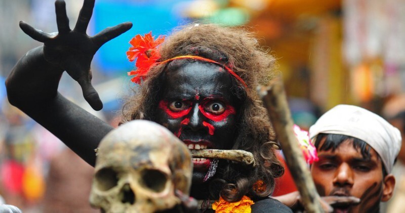 20 шокирующих религиозных ритуалов со всего мира